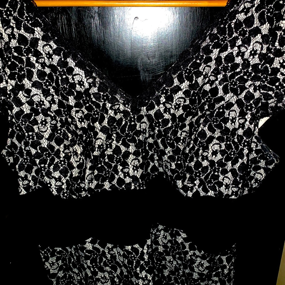 Sleeveless lace dress top